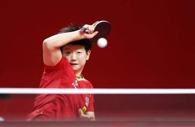 她凭借其高 她凭借其高